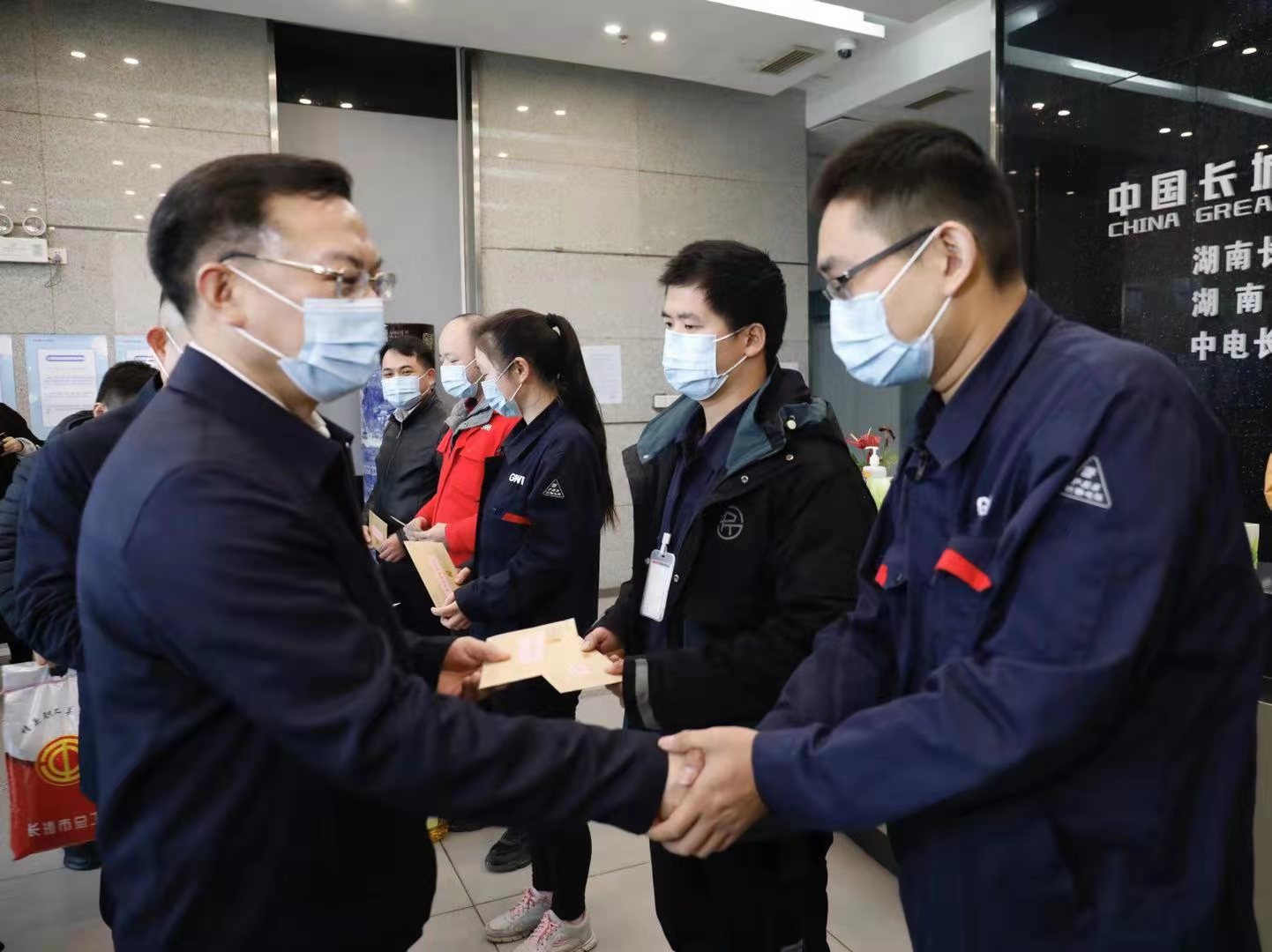 長(zhǎng)沙經(jīng)開(kāi)區(qū)黨工委書(shū)記沈裕謀一行對(duì)我司困難職工進(jìn)行新春慰問(wèn)